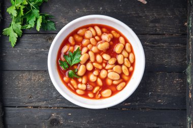 Fasulye soslu beyaz bakla fasulyesi. Masada sağlıklı beslenme diyeti atıştırmalığı.