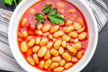 Fasulye soslu beyaz bakla fasulyesi. Masada sağlıklı beslenme diyeti atıştırmalığı.