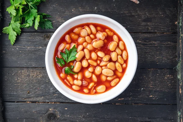Fasulye soslu beyaz bakla fasulyesi. Masada sağlıklı beslenme diyeti atıştırmalığı.