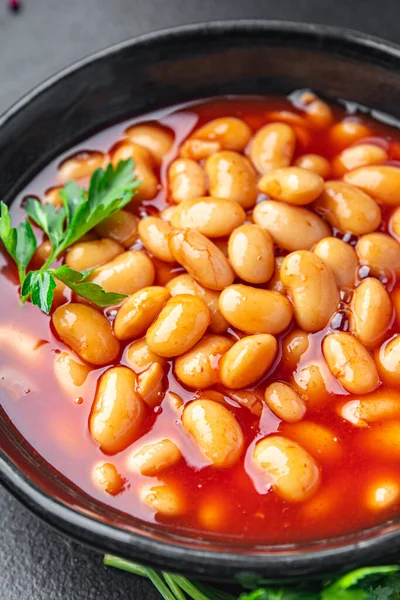 Fasulye soslu beyaz bakla fasulyesi. Masada sağlıklı beslenme diyeti atıştırmalığı.