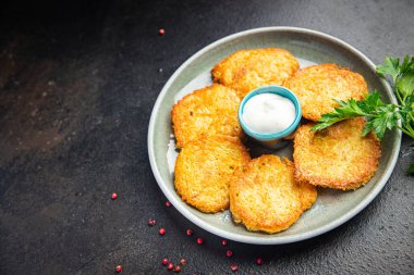 Patatesli gözleme Draniki sebzeli haşlanmış sebzeli patates kızartması vejetaryen krepleri masaya taze yemek abur cuburu. 