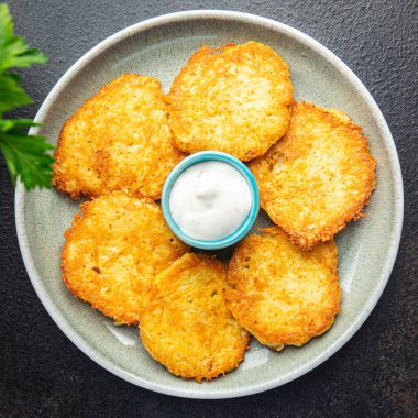 Patatesli gözleme Draniki sebzeli haşlanmış sebzeli patates kızartması vejetaryen krepleri masaya taze yemek abur cuburu. 