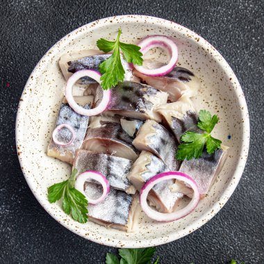 Uskumru balığı. Tabakta taze yemek atıştırmalığı var. Fotokopi masasında. 