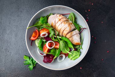 Tavuk göğsü salatası Paskalya salatası sebze domates, soğan, yeşil yapraklı marul keto veya paleo diyeti atıştırmalığı. 