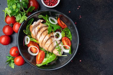 Tavuk göğsü salatası Paskalya salatası sebze domates, soğan, yeşil yapraklı marul keto veya paleo diyeti atıştırmalığı. 