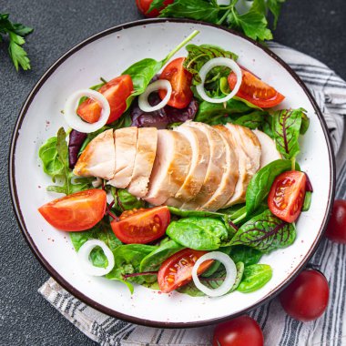 Tavuk göğsü salatası Paskalya salatası sebze domates, soğan, yeşil yapraklı marul keto veya paleo diyeti atıştırmalığı. 