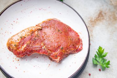 Domuz eti, biftek, taze yemek, diyet aperatifler, fotokopi, arka plan yemekleri, keto veya paleo diyeti.