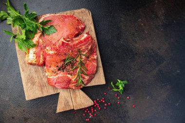 Domuz eti, biftek, taze yemek, diyet aperatifler, fotokopi, arka plan yemekleri, keto veya paleo diyeti.