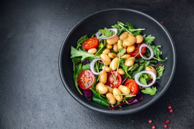 Salata fasulyesi, soğan, marul, taze beslenme diyeti aperatiflerini masanın üzerinde fotokopi arka planında keto veya paleo diyet vejetaryen veya vejetaryen yemeği ile karıştırın.