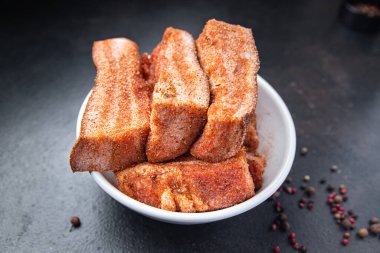 domuz pastırması, et, domuz yağı, baharatlı domuz eti. Masada taze yemek. 