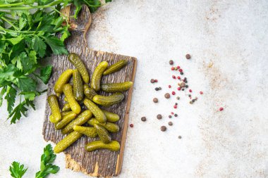 Salatalık turşusu, salatalık turşusu, sebze turşusu, yemek, diyet atıştırmalığı. 