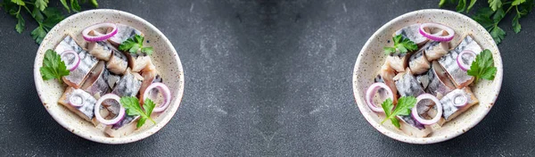 Uskumru dilimleri taze sağlıklı yemek diyet aperatifleri masanın üzerinde fotokopi uzayı yemek arka planda kırsal vejetaryen yiyecekler 