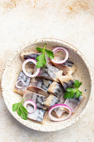 Uskumru dilimleri taze sağlıklı yemek diyet aperatifleri masanın üzerinde fotokopi uzayı yemek arka planda kırsal vejetaryen yiyecekler 