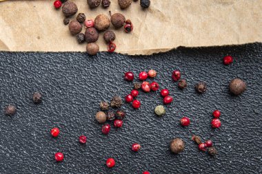 Biberli mısır, siyah, pembe, baharatlı baharatlar sağlıklı yemek diyeti atıştırmalıkları fotokopi masasında.