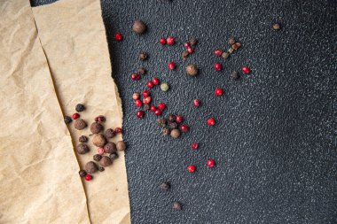 Biberli mısır, siyah, pembe, baharatlı baharatlar sağlıklı yemek diyeti atıştırmalıkları fotokopi masasında.