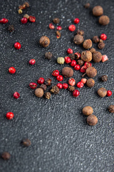 Biberli mısır, siyah, pembe, baharatlı baharatlar sağlıklı yemek diyeti atıştırmalıkları fotokopi masasında.