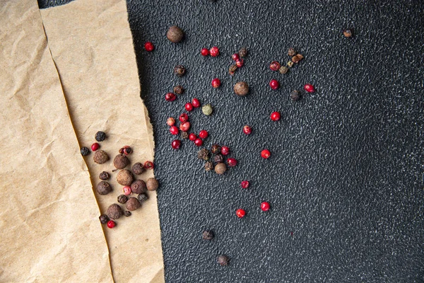 Biberli mısır, siyah, pembe, baharatlı baharatlar sağlıklı yemek diyeti atıştırmalıkları fotokopi masasında.