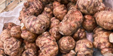 Kudüs enginar kökü sağlıklı besin diyeti atıştırmalığı masada fotokopi uzayı arka plan kırsal üst görüş keto veya paleo diyet vejetaryen veya vejetaryen gıda