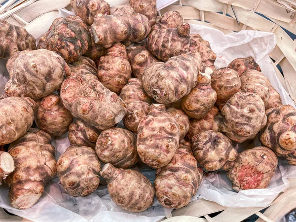 Kudüs enginar kökü sağlıklı besin diyeti atıştırmalığı masada fotokopi uzayı arka plan kırsal üst görüş keto veya paleo diyet vejetaryen veya vejetaryen gıda