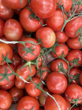 Domatesler taze kırmızı sulu domatesler meyve pazarı porsiyonları sağlıklı beslenme diyeti atıştırmalıkları masa arkasında yer alan uzay yiyeceklerinin fotokopisi