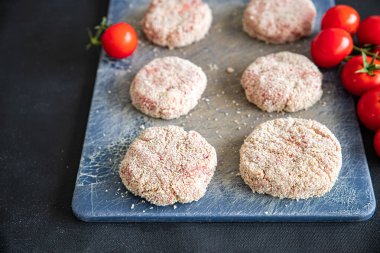 Çiğ et kırıntıları domuz eti, kuzu eti, tavuk taze pirzola. Masada sağlıklı yemek atıştırmalığı diyeti.
