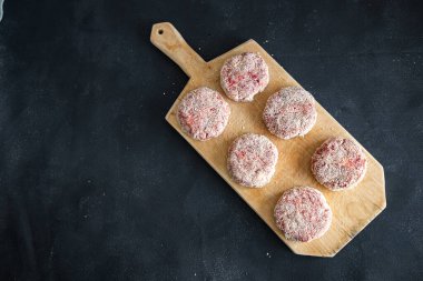 Çiğ et kırıntıları domuz eti, kuzu eti, tavuk taze pirzola. Masada sağlıklı yemek atıştırmalığı diyeti.