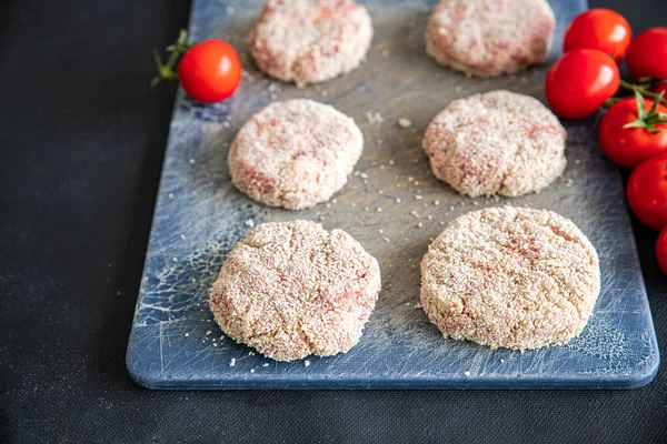 Çiğ et kırıntıları domuz eti, kuzu eti, tavuk taze pirzola. Masada sağlıklı yemek atıştırmalığı diyeti.