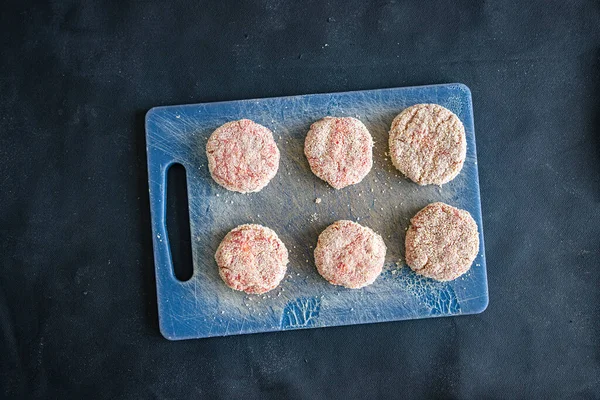 Çiğ et kırıntıları domuz eti, kuzu eti, tavuk taze pirzola. Masada sağlıklı yemek atıştırmalığı diyeti.