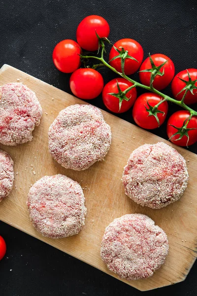 Çiğ et kırıntıları domuz eti, kuzu eti, tavuk taze pirzola. Masada sağlıklı yemek atıştırmalığı diyeti.