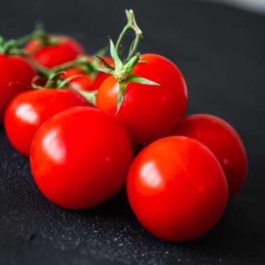 yeşil dallı domates domates sebze sağlıklı yemek atıştırmalığı diyeti masada fotokopi uzayı yemek arka plan kırsal üst görüş keto veya paleo diyet vejetaryen ya da vejetaryen gıda