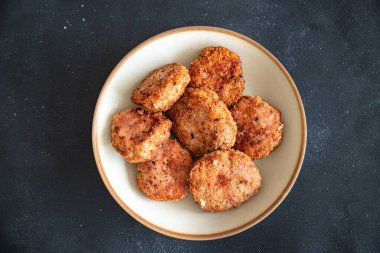 Pirzola, sığır eti, kuzu eti, tavuk taze sağlıklı yemek atıştırmalığı diyeti fotokopi masasında uzay yemeği arka plan kırsal manzarası