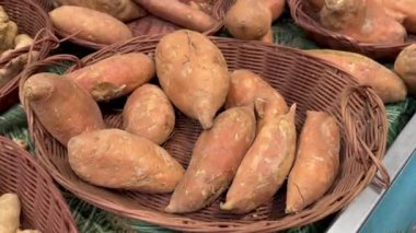 tatlı patates kökü taze meyve pazarı sağlıklı yemek diyeti vejetaryen ya da vejetaryen gıda arka plan keto ya da paleo diyeti