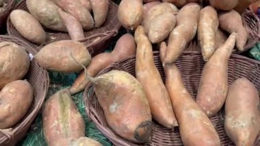 tatlı patates kökü taze meyve pazarı sağlıklı yemek diyeti vejetaryen ya da vejetaryen gıda arka plan keto ya da paleo diyeti