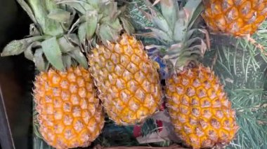 Ananas meyve tezgahı marketi sağlıklı yemek diyeti fotokopi uzayı arka plan kırsal üst görüş keto veya paleo diyet vejetaryen veya vejetaryen gıda