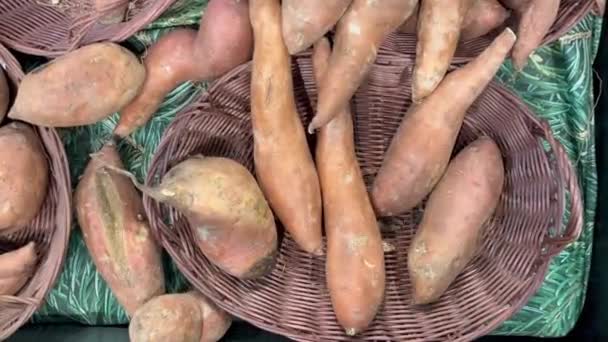 Raiz Batata Doce Fresco Fruta Madura Balcão Mercado Loja Refeição — Vídeo de Stock