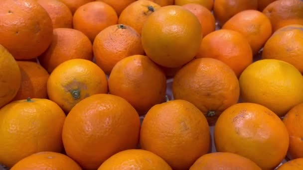 市場のオレンジ柑橘類の果物カウンター健康的な食事フルーツフードダイエットスナック野菜ビーガンまたはベジタリアンフードコピースペース食品の背景 — ストック動画