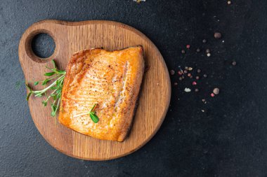 somon balığı deniz ürünleri bbq char ızgara ızgara kızarmış taze yemek atıştırmalığı fotokopi masasında 