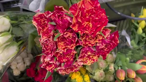 バラの美しい花の花束カラフルな香りの花の店のショーケースで市場 — ストック動画