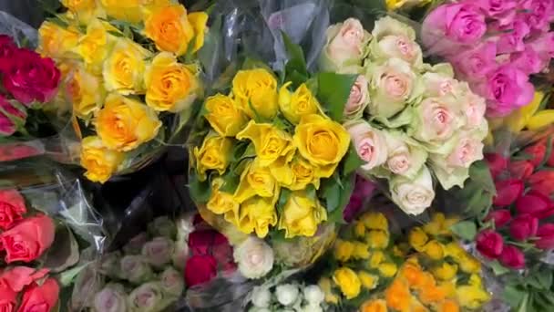 Róże Piękne Bukiety Kwiatów Kolorowy Zapach Kwiaciarnia Gablota Rynku — Wideo stockowe