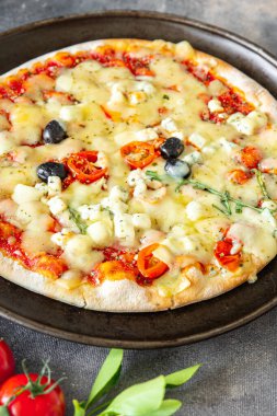 Pizza peyniri, domates sosu, zeytin, sebze taze sağlıklı yemek abur cubur diyeti masada fotokopi uzayda yemek arka plan kırsal üst görüş keto veya paleo diyeti vejetaryen vejetaryen veya vejetaryen yemeği yok.