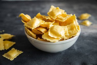 İtalyan usulü ravioli makarnası. Taze sağlıklı yemek diyeti. Masada.