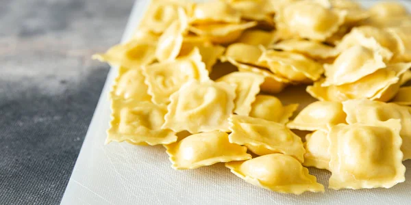 Ravioli Pasta Fyllda Fyrkantig Form Italiensk Maträtt Färsk Hälsosam Mat — Stockfoto