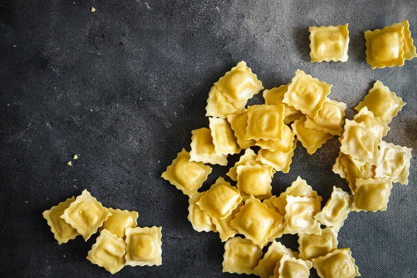 İtalyan usulü ravioli makarnası. Taze sağlıklı yemek diyeti. Masada.