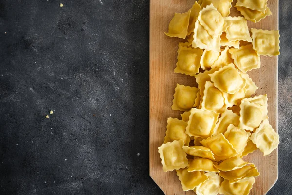 Ravioli Ripieni Forma Quadrata Piatto Italiano Fresco Pasto Sano Cibo — Foto Stock