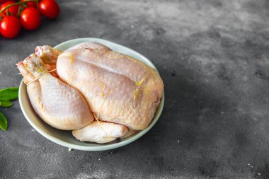 Tüm tavuk eti, kümes hayvanları, taze sağlıklı yemek, atıştırmalık diyet, fotokopi, arka plan, kırsal alan manzarası.