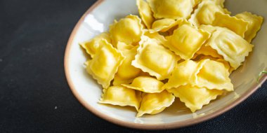 Ramyoli deniz ürünleri, mürekkep balığı, kabuklu deniz ürünleri, karides taze sağlıklı yemek atıştırmalığı diyeti masada.