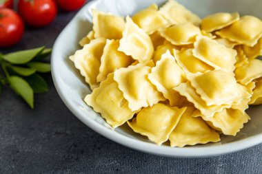 Ramyoli deniz ürünleri, mürekkep balığı, kabuklu deniz ürünleri, karides taze sağlıklı yemek atıştırmalığı diyeti masada.