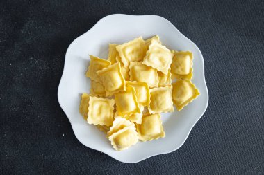 Ramyoli deniz ürünleri, mürekkep balığı, kabuklu deniz ürünleri, karides taze sağlıklı yemek atıştırmalığı diyeti masada.