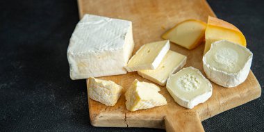 Peynir tabağı çeşitli peynirler taze sağlıklı yemek atıştırmalığı diyeti masada fotokopi uzayı arka plan kırsal üst görünüm