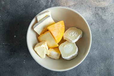 Peynir tabağı çeşitli peynirler taze sağlıklı yemek atıştırmalığı diyeti masada fotokopi uzayı arka plan kırsal üst görünüm